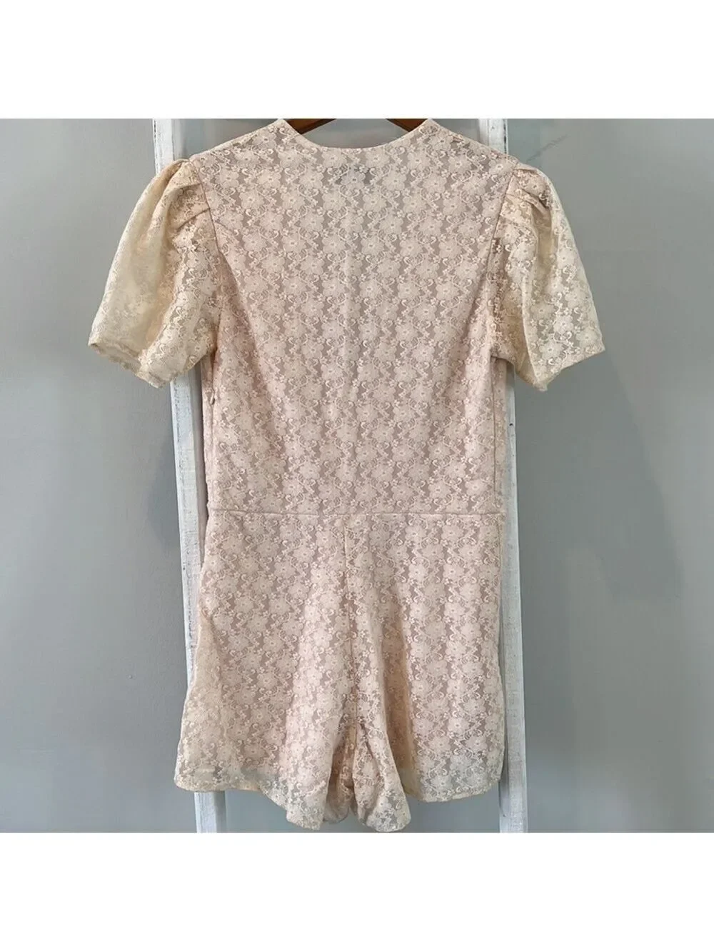 𝅺ravi Famous lace deep v romper size 12
